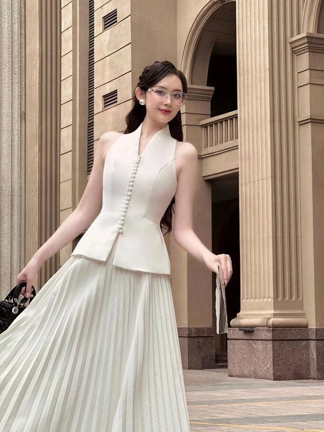 Bộ đôi áo peplum không tay và chân váy trắng là lựa chọn hoàn hảo cho những quý cô yêu thích sự tối giản nhưng vẫn muốn nổi bật Bộ đôi áo peplum không tay và chân váy trắng là lựa chọn hoàn hảo cho những quý cô yêu thích sự tối giản nhưng vẫn muốn nổi bật