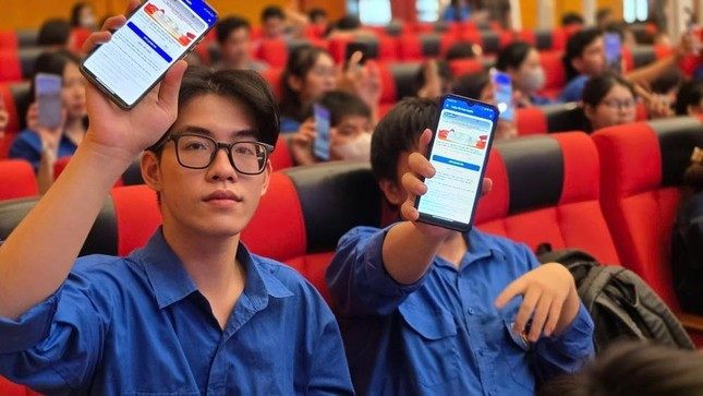Đoàn viên, thanh niên hưởng ứng Cuộc thi trắc nghiệm tương tác trực tuyến tìm hiểu 80 năm Ngày Tổng tuyển cử đầu tiên bầu Quốc hội Việt Nam. Ảnh: T.Ư Đoàn Đoàn viên, thanh niên hưởng ứng Cuộc thi trắc nghiệm tương tác trực tuyến tìm hiểu 80 năm Ngày Tổng tuyển cử đầu tiên bầu Quốc hội Việt Nam. Ảnh: T.Ư Đoàn