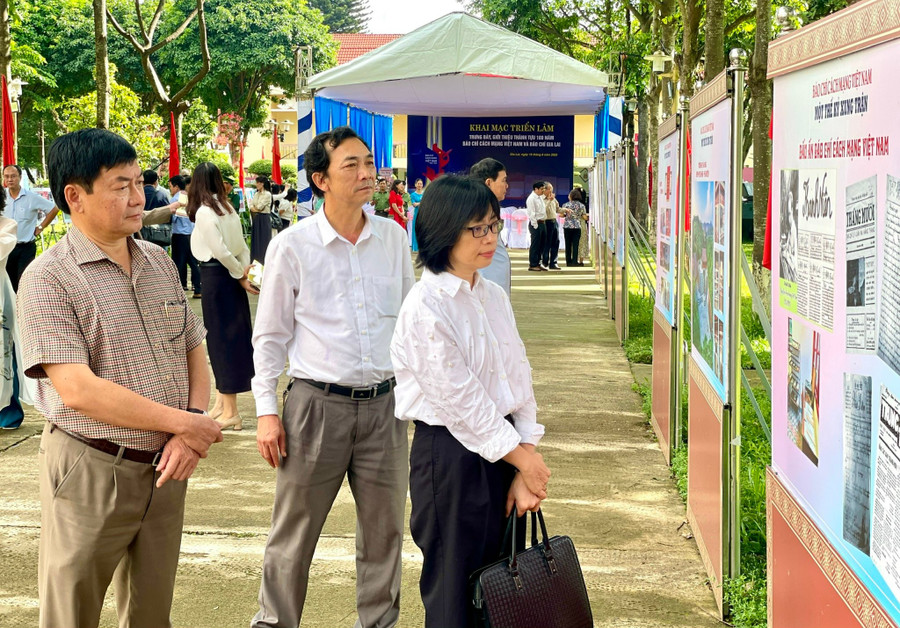 Các đại biểu tìm hiểu về lịch sử báo chí cách mạng Việt Nam. Ảnh: Lam Nguyên Các đại biểu tìm hiểu về lịch sử báo chí cách mạng Việt Nam. Ảnh: Lam Nguyên