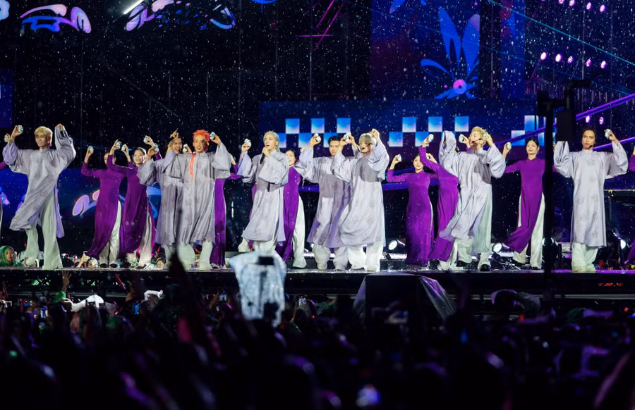 Các nghệ sĩ hát Mưa trên phố Huế. Gần cuối chương trình, một số khán giả ra về sớm vì sự cố kỹ thuật. Concert mất điện, màn hình LED gián đoạn vì mưa to. Một số người do bị ướt mưa từ trước đó nên cũng không thể nán lại quá lâu.