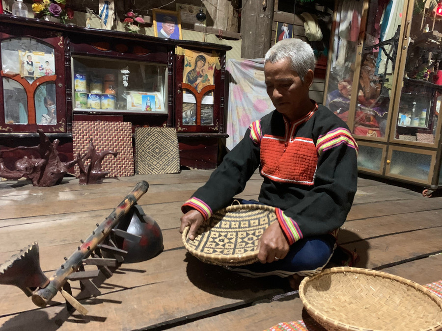 Ông Siu Nhuel là nghệ nhân có tiếng trong vùng bởi khả năng đánh chiêng, chế tác nhạc cụ dân tộc và đan nát Ảnh Vũ Chi Ông Siu Nhuel là nghệ nhân có tiếng trong vùng bởi khả năng đánh chiêng, chế tác nhạc cụ dân tộc và đan nát Ảnh Vũ Chi