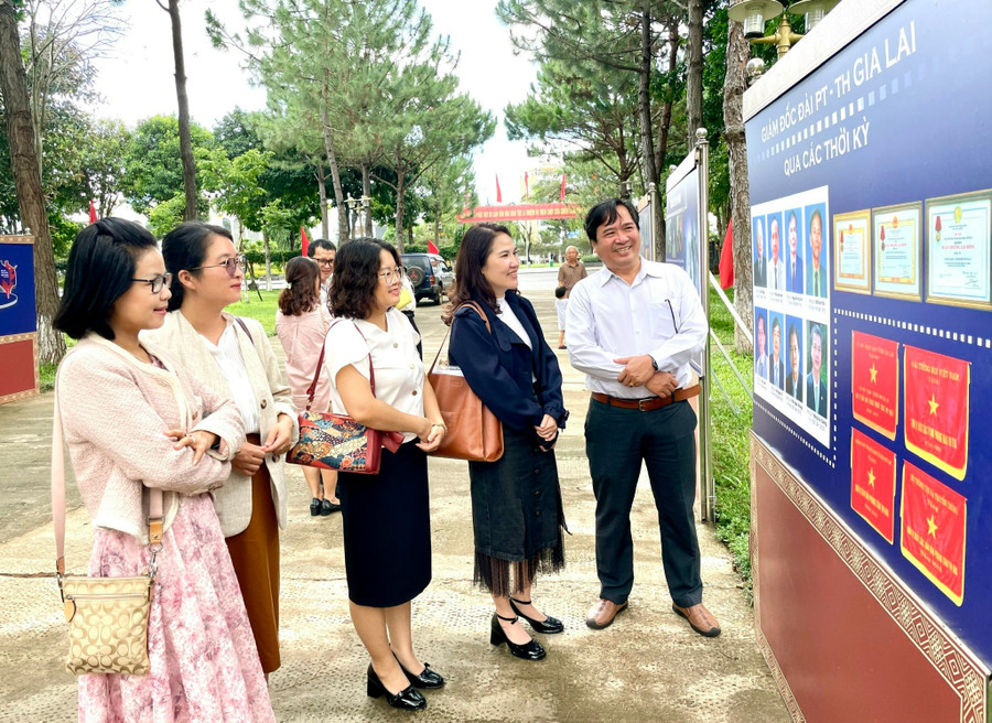 Triển lãm mang đến cho người xem những cảm xúc đẹp về nghề báo. Ảnh: Lam Nguyên Triển lãm mang đến cho người xem những cảm xúc đẹp về nghề báo. Ảnh: Lam Nguyên
