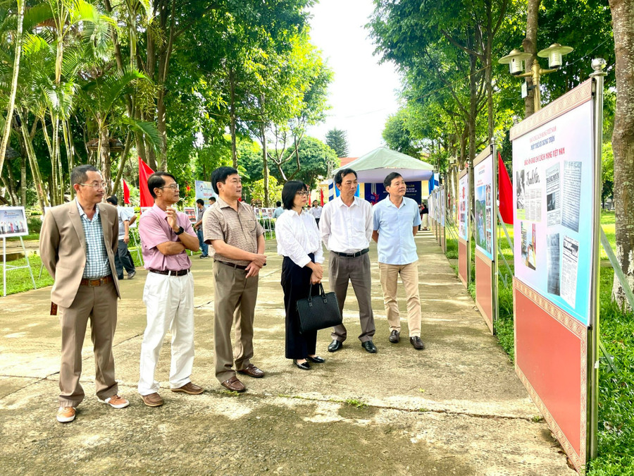 Triển lãm được tổ chức trang trọng trong khuôn viên Bảo tàng tỉnh Gia Lai. Ảnh: Lam Nguyên cac-dai-bieu-tham-quan-trien-lam.jpg