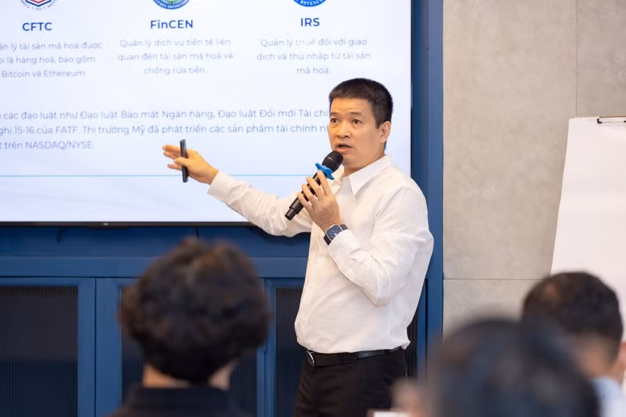 Ông Phan Đức Trung, Chủ tịch VBA, Chủ tịch HĐQT 1Matrix chia sẻ tại buổi tập huấn