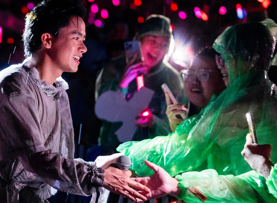 Chương trình kết thúc lúc hơn 1h sáng. Do mưa lớn, nhiều người trú tạm ở khu vực y tế và các quầy đồ ăn. Chương trình kết thúc lúc hơn 1h sáng. Do mưa lớn, nhiều người trú tạm ở khu vực y tế và các quầy đồ ăn.