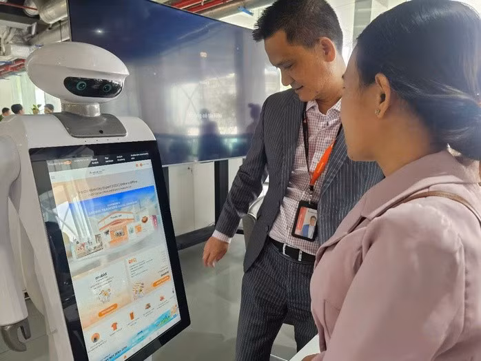 Trải nghiệm các tính năng của robot tại một triển lãm ở TP HCM Ảnh: LÊ TỈNH