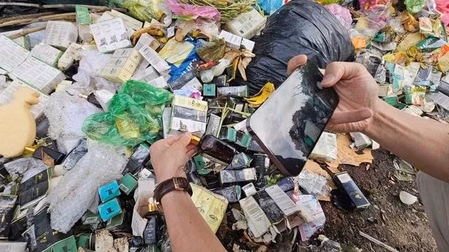 Cơ quan chức năng ghi lại nhãn mác sản phẩm tinh dầu, mỹ phẩm bị đổ trộm