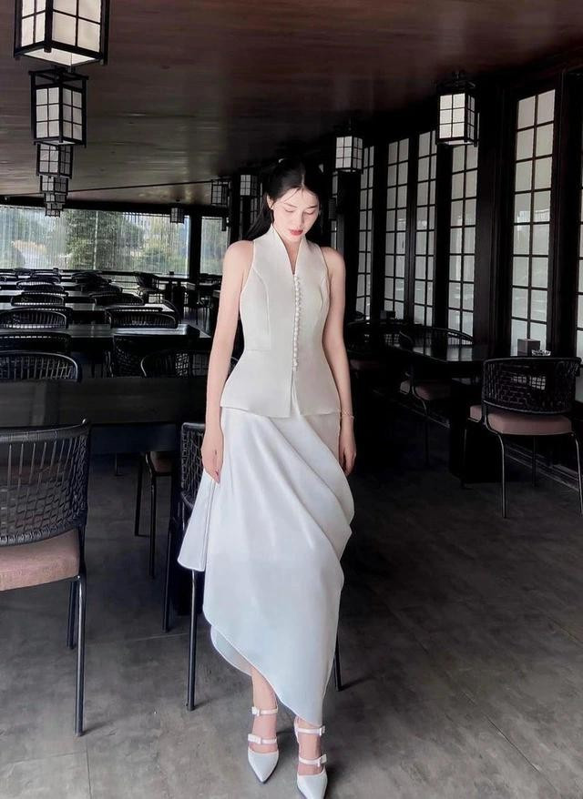 Thiết kế không tay giúp khoe trọn bờ vai mảnh mai, trong khi phần bèo nhún ở eo tạo hiệu ứng thon gọn đầy tinh tế Thiết kế không tay giúp khoe trọn bờ vai mảnh mai, trong khi phần bèo nhún ở eo tạo hiệu ứng thon gọn đầy tinh tế