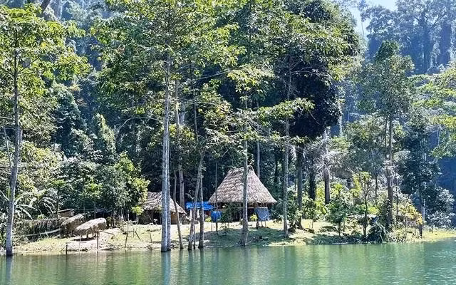 Chốt bảo vệ rừng Dốc Mây nằm sát bờ sông Thanh