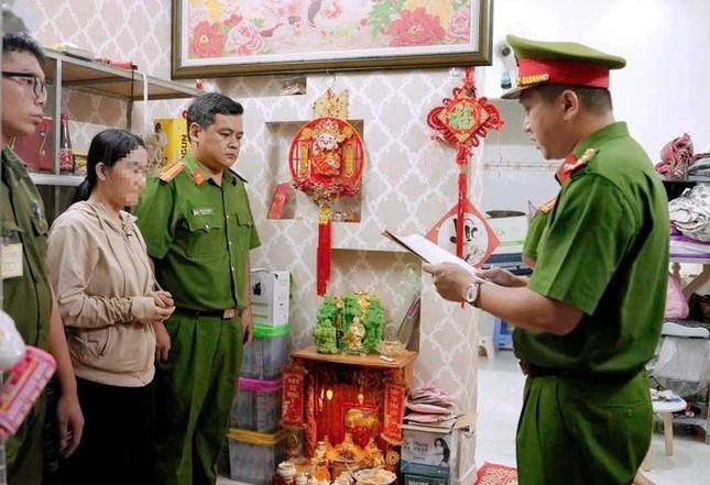 Cơ quan CSĐT Công an tỉnh Bà Rịa - Vũng Tàu tống đạt quyết định khởi tố bị can, thực hiện lệnh bắt tạm giam đối với bà Trần Thị Lệ Thu. Cơ quan CSĐT Công an tỉnh Bà Rịa - Vũng Tàu tống đạt quyết định khởi tố bị can, thực hiện lệnh bắt tạm giam đối với bà Trần Thị Lệ Thu.