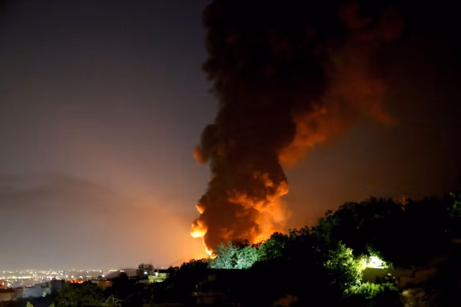 Kho dầu Shahran ở Tehran, Iran trúng hỏa lực của Israel ngày 14/6/2025. Ảnh: AA/TTXVN