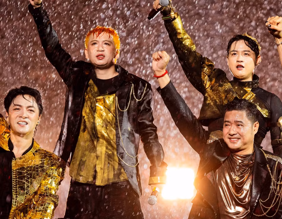 Các "anh trai" hát ca khúc mở màn Hỏa ca dưới cơn mưa tầm tã. Trước giờ diễn, nghệ sĩ liên tục ra sân khấu động viên khán giả.