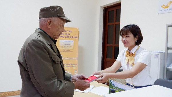 Việc chi trả trợ cấp xã hội tới đây sẽ do cán bộ cấp xã thực hiện. Ảnh: Internet Việc chi trả trợ cấp xã hội tới đây sẽ do cán bộ cấp xã thực hiện. Ảnh: Internet