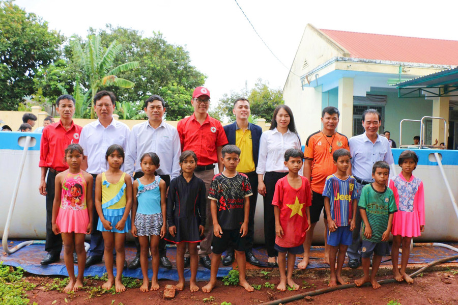 Lãnh đạo, các đơn vị tài trợ và học sinh chụp hình bên “Bể bơi di động”. Ảnh Đồng Lai Lãnh đạo, các đơn vị tài trợ và học sinh chụp hình bên “Bể bơi di động”. Ảnh Đồng Lai