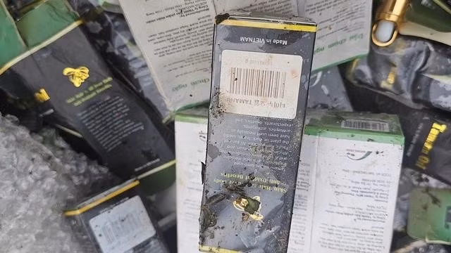 Thực phẩm chức năng bị đổ trộm bên vệ đường