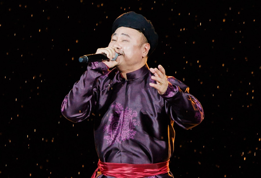 Tiết mục Trống cơm ở gần cuối chương trình. Kết show, NSND Tự Long nói lời cảm ơn và nhờ khán giả chuyển lời xin lỗi của các nghệ sĩ tới phụ huynh. "Mưa cả một buổi tối, các bạn vẫn dầm mưa, đến với chúng tôi, vẫn nghe hát bằng tất cả những gì chỉ có trong trái tim chúng ta mới hiểu. Có lẽ đây cũng là nét đẹp văn hóa thể hiện sự thủy chung, son sắt của người Việt", NSND Tự Long nói. Tiết mục Trống cơm ở gần cuối chương trình. Kết show, NSND Tự Long nói lời cảm ơn và nhờ khán giả chuyển lời xin lỗi của các nghệ sĩ tới phụ huynh. "Mưa cả một buổi tối, các bạn vẫn dầm mưa, đến với chúng tôi, vẫn nghe hát bằng tất cả những gì chỉ có trong trái tim chúng ta mới hiểu. Có lẽ đây cũng là nét đẹp văn hóa thể hiện sự thủy chung, son sắt của người Việt", NSND Tự Long nói.