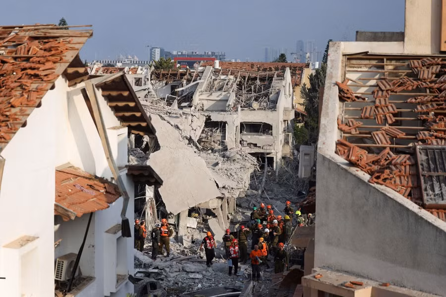 Hiện trường cuộc tấn công bằng tên lửa của Iran tại Rishon LeZion, Israel ngày 14/6/2025. Ảnh: ANI/TTXVN