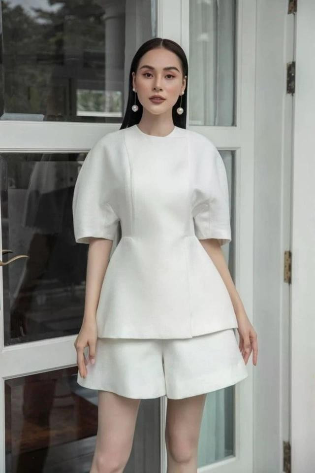 Mùa hè là thời điểm lý tưởng để diện áo peplum trắng cùng quần shorts, tạo nên vẻ ngoài vừa thoải mái vừa thời trang Mùa hè là thời điểm lý tưởng để diện áo peplum trắng cùng quần shorts, tạo nên vẻ ngoài vừa thoải mái vừa thời trang