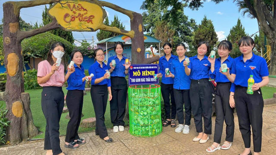 Đoàn viên xã Tu Tra triển khai Mô hình Thu gom rác thải nhựa tại trường học nhằm nâng cao ý thức bảo vệ môi trường cho học sinh Đoàn viên xã Tu Tra triển khai Mô hình Thu gom rác thải nhựa tại trường học nhằm nâng cao ý thức bảo vệ môi trường cho học sinh