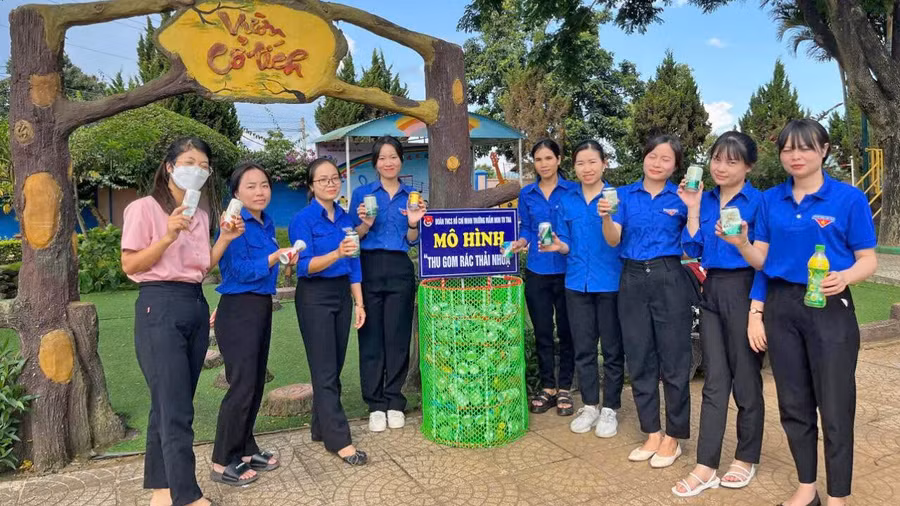 Đoàn viên xã Tu Tra triển khai Mô hình Thu gom rác thải nhựa tại trường học nhằm nâng cao ý thức bảo vệ môi trường cho học sinh