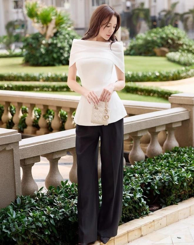 Nếu bạn đang tìm kiếm một diện mạo vừa chuyên nghiệp vừa thời thượng cho môi trường công sở, hãy thử phối áo peplum trắng với quần ống suông Nếu bạn đang tìm kiếm một diện mạo vừa chuyên nghiệp vừa thời thượng cho môi trường công sở, hãy thử phối áo peplum trắng với quần ống suông