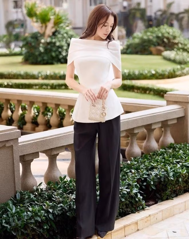 Nếu bạn đang tìm kiếm một diện mạo vừa chuyên nghiệp vừa thời thượng cho môi trường công sở, hãy thử phối áo peplum trắng với quần ống suông