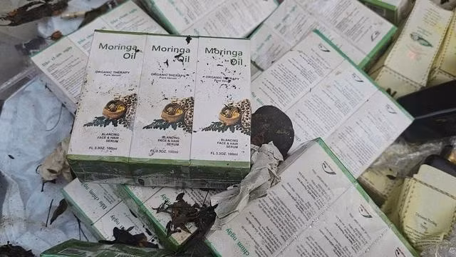 Hàng trăm hộp tinh dầu bị đổ trộm, chung với rác thải sinh hoạt