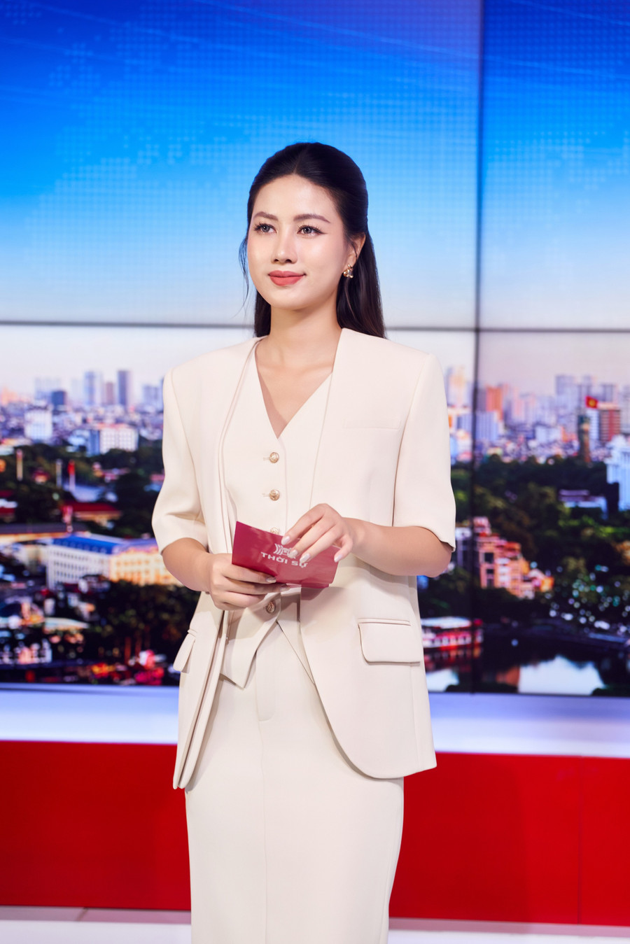 Kinh nghiệm làm việc trong môi trường truyền hình giúp Lê Thu Hòa rèn luyện khả năng giữ bình tĩnh, tư duy phản biện và phản ứng nhanh trước áp lực. Theo cô, đây là những yếu tố cô cho rằng đặc biệt hữu ích khi bước vào hành trình thi sắc đẹp. Sau hai năm gắn bó với Đài Truyền hình Hà Nội, Thu Hòa cảm thấy bản thân đủ chín về mặt trải nghiệm và vẫn giữ được năng lượng tươi mới để học hỏi, phát triển Kinh nghiệm làm việc trong môi trường truyền hình giúp Lê Thu Hòa rèn luyện khả năng giữ bình tĩnh, tư duy phản biện và phản ứng nhanh trước áp lực. Theo cô, đây là những yếu tố cô cho rằng đặc biệt hữu ích khi bước vào hành trình thi sắc đẹp. Sau hai năm gắn bó với Đài Truyền hình Hà Nội, Thu Hòa cảm thấy bản thân đủ chín về mặt trải nghiệm và vẫn giữ được năng lượng tươi mới để học hỏi, phát triển