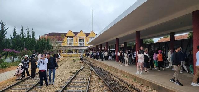 Du khách đến với ga xe lửa Đà Lạt Du khách đến với ga xe lửa Đà Lạt
