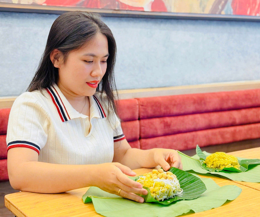 Chị Lê Thị Ni Na (phường Thống Nhất, TP. Pleiku) đã đưa hương cốm Hà Nội về giữa lòng Pleiku. Ảnh: M.K voi-tinh-yeu-voi-am-thuc-ha-noi-chi-le-thi-ni-na-phuong-thong-nhat-tp-pleiku-da-dua-huong-com-ve-giua-long-pleikuanh-mk.jpg