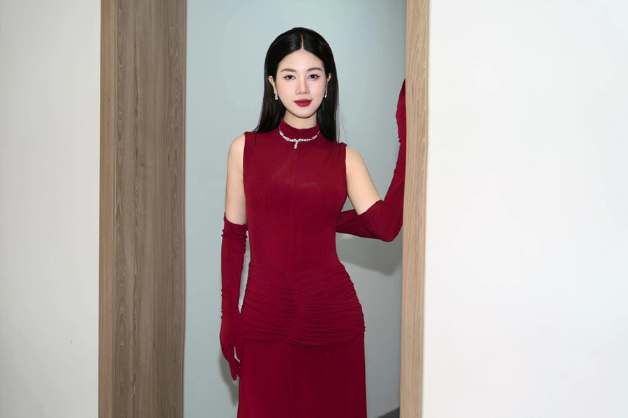Là một phát thanh viên trưởng thành từ vùng đất Hoa Lư, Lê Thu Hòa tin rằng vẻ đẹp đích thực không chỉ nằm ở ngoại hình mà còn ở cách một người phụ nữ dùng tiếng nói và trái tim để khơi dậy niềm tin giữa thế giới ngập tràn thông tin hỗn loạn. Cô cũng bày tỏ mong muốn được cống hiến nhiều hơn cho cộng đồng, đặc biệt là quê hương Ninh Bình Là một phát thanh viên trưởng thành từ vùng đất Hoa Lư, Lê Thu Hòa tin rằng vẻ đẹp đích thực không chỉ nằm ở ngoại hình mà còn ở cách một người phụ nữ dùng tiếng nói và trái tim để khơi dậy niềm tin giữa thế giới ngập tràn thông tin hỗn loạn. Cô cũng bày tỏ mong muốn được cống hiến nhiều hơn cho cộng đồng, đặc biệt là quê hương Ninh Bình
