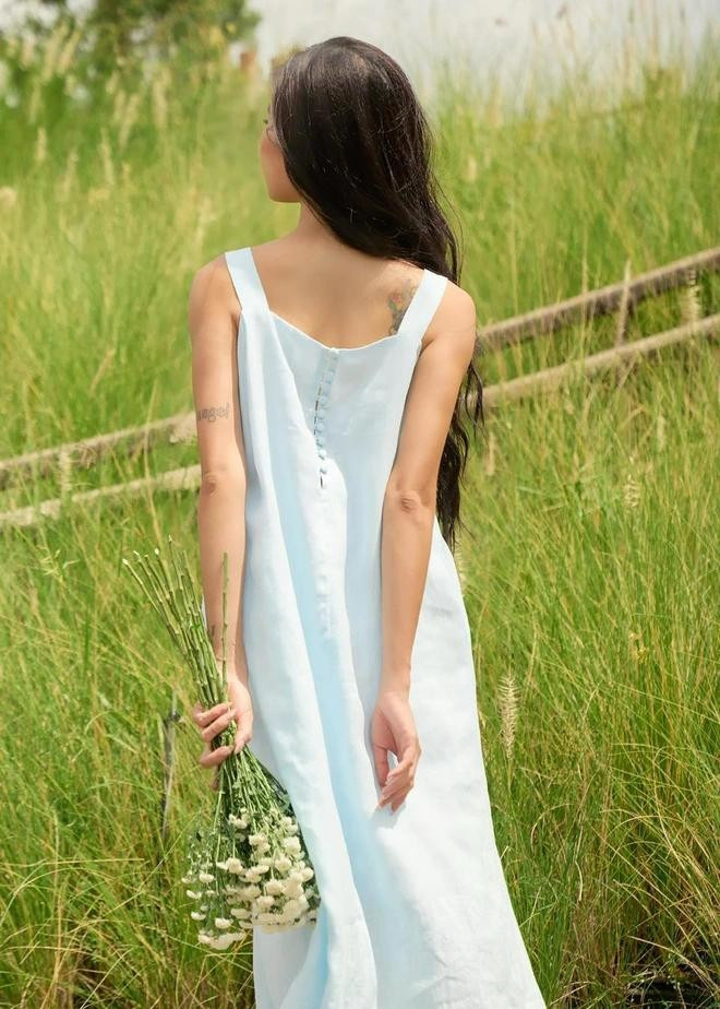 Những chi tiết nhỏ nhưng có thể tạo nên điểm nhấn tinh tế - chi tiết vặn xoắn nhẹ nhàng, hàng cúc bọc vải, đường viền ren hay những nhún xếp ly tay tỉ mỉ...