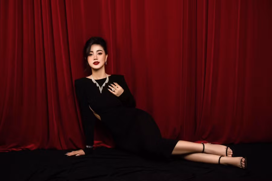 Nữ biên tập viên bước vào cuộc thi năm nay với tâm thế điềm tĩnh, quyết liệt. Không chỉ mang bản lĩnh của một người làm truyền hình, cô còn kỳ vọng có thể lan tỏa giá trị tích cực bằng cả hình ảnh lẫn lời nói, như cách một hoa hậu và một phát thanh viên cùng truyền cảm hứng theo những cách rất riêng