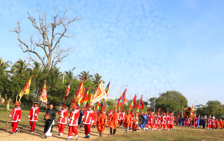 Hàng trăm năm qua cây ké Rộc Trường (di tích Tây Sơn Thượng đạo, thị xã An Khê) tô điểm thêm vẻ đẹp của khu di tích. Ảnh: Ngọc Minh hang-tram-nam-qua-cay-ke-roc-truong-di-tich-tay-son-thuong-dao-thi-xa-an-khe-dung-sung-sung-nhu-nhan-chung-song-net-dep-van-hoa-cua-khu-di-tich-anh-ngoc-minh.jpg
