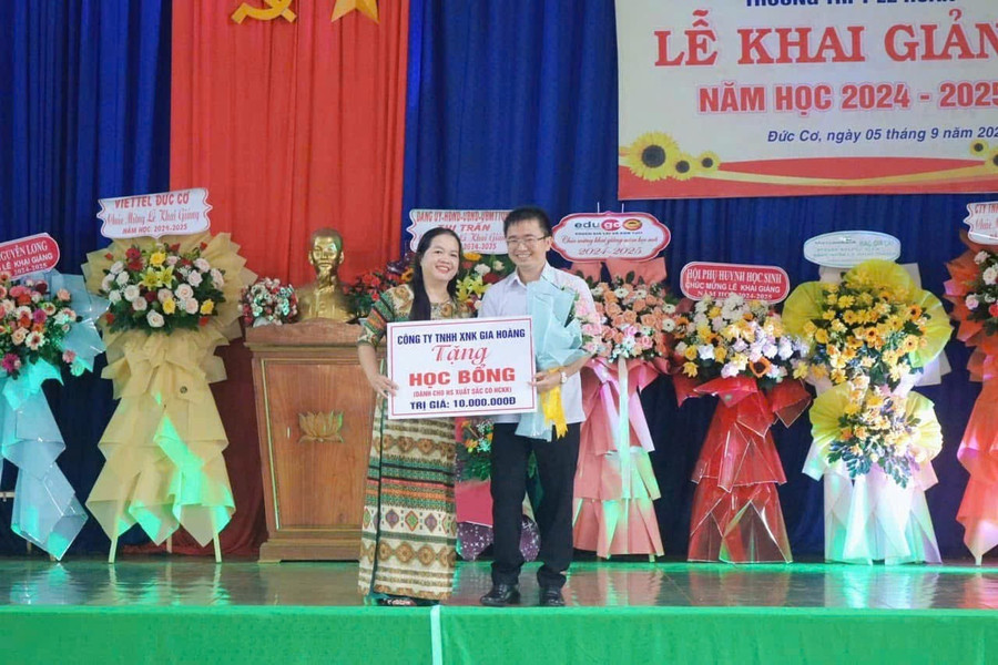 Anh Hoàng Kim Thắng (bìa phải)-Giám đốc Công ty TNHH Thương mại Dịch vụ xuất-nhập khẩu Gia Hoàng trao bảng tượng trưng các suất học bổng cho đại diện Trường THPT Lê Hoàn. Ảnh: M.N anh-hoang-kim-thang-bia-phai-giam-doc-cong-ty-tnhh-thuong-mai-dich-vu-xuat-nhap-khau-gia-hoang-trao-bang-tuong-trung-cac-suat-hoc-bong-cho-dai-dien-truong-thpt-le.jpg