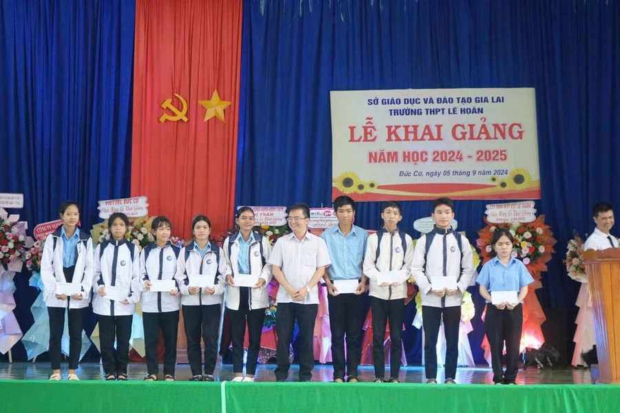Anh Hoàng Kim Thắng-Giám đốc Công ty TNHH Thương mại Dịch vụ xuất-nhập khẩu Gia Hoàng trao các suất học bổng cho học sinh Trường THPT Lê Hoàn. Ảnh: M.N anh-hoang-kim-thang-giam-doc-cong-ty-tnhh-thuong-mai-dich-vu-xuat-nhap-khau-gia-hoang-trao-cac-suat-hoc-bong-cho-hoc-sinh-truong-thpt-le-hoanjpg.jpg
