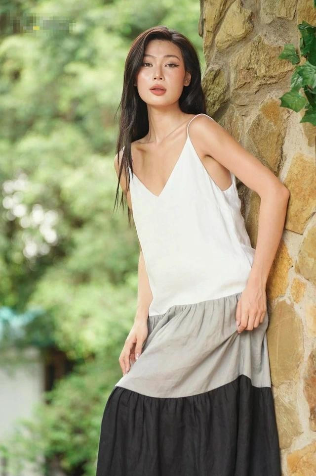 Sự biến chuyển của màu sắc cũng chuyển trọng tâm ánh nhìn lên trang phục. Chính sự kết hợp khéo léo này giúp người mặc ghi điểm mặc đẹp và tạo ấn tượng khó quên chỉ với một chiếc đầm maxi từ linen