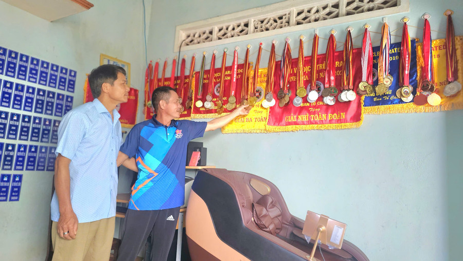 Ông Võ Ngọc Lương (bìa phải) giới thiệu các thành tích của mình. Ảnh: R.H Ông Võ Ngọc Lương (bìa phải) giới thiệu các thành tích của mình. Ảnh: R.H