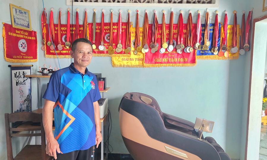 Ông Võ Ngọc Lương bên những thành tích bản thân đã đạt được. Ảnh: R.H ong-vo-ngoc-luong-gioi-thieu-cac-thanh-tich-cua-minh-anh-rh.jpg