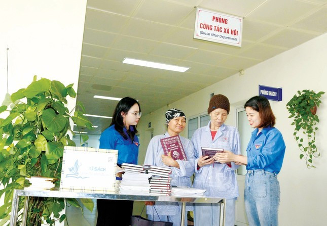 Chi đoàn báo Bắc Ninh tặng sách cho bệnh nhân Chi đoàn báo Bắc Ninh tặng sách cho bệnh nhân