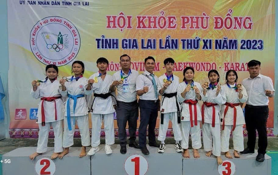 Thầy R'Ô Thanh (thứ 4 từ trái qua) huấn luyện dẫn dắt đội tuyển Karate huyện Ia Pa tham gia Hội khỏe Phù Đổng tỉnh Gia Lai lần thứ XI năm 2023. Ảnh: NVCC thay-ro-thanh-nguoi-thu-4-tu-trai-qua-huan-luyen-dan-dat-doi-tuyen-karate-huyen-ia-pa-tham-gia-hoi-khoe-phu-dong-tinh-gia-lai-lan-thu-xi-nam-2023-anh-nvcc.jpg