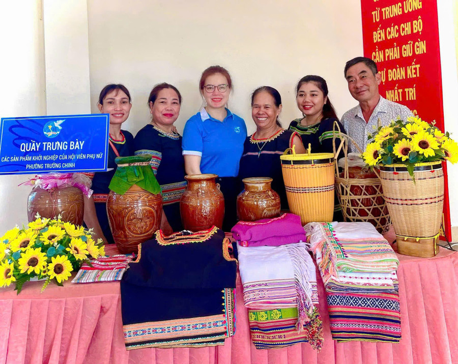 Sản phẩm rượu ghè trưng bày, giới thiệu tại một số sự kiện. Ảnh: H.T 215741cac-chi-mang-san-pham-ruou-ghe-trung-bay-gioi-thieu-tai-mot-so-su-kien.jpg