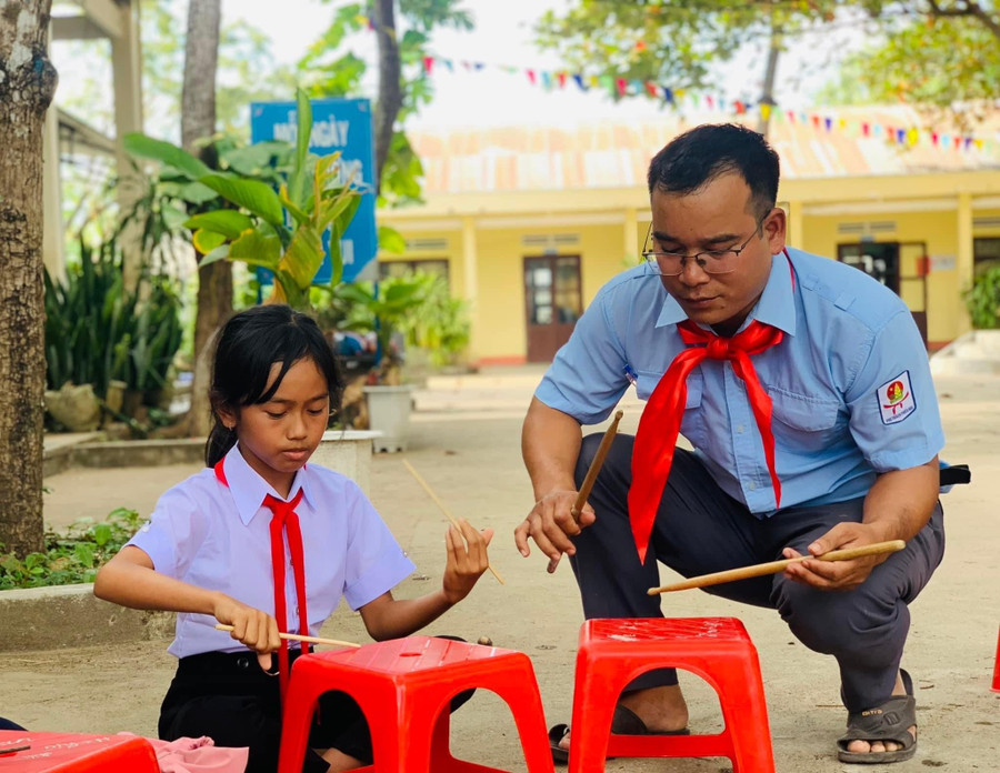 Thầy Thanh là Tổng phụ trách Đội tiêu biểu, luôn năng động, sáng tạo trong công tác Đội và phong trào thiếu nhi của Trường Tiểu học Đinh Tiên Hoàng. Ảnh: R.H thay-thanh-la-tong-phu-trach-doi-tieu-bieu-luon-nang-dong-sang-tao-trong-cong-tac-doi-va-phong-trao-thieu-nhi-truong-tieu-hoc-dinh-tien-hoang-anh-rh-1.jpg