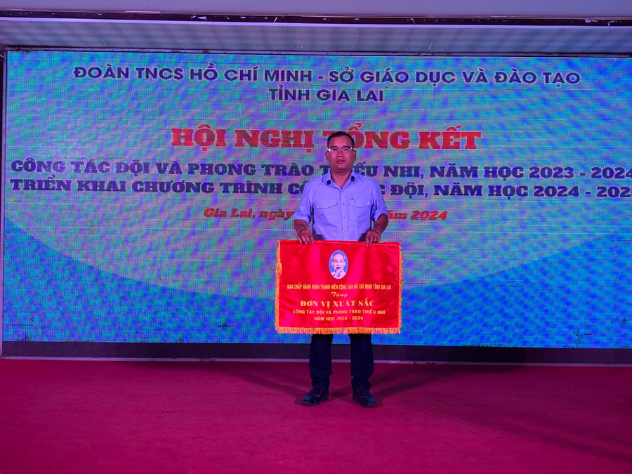 Thầy Thanh là Tổng phụ trách Đội tiêu biểu, luôn năng động, sáng tạo trong công tác Đội và phong trào thiếu nhi của Trường Tiểu học Đinh Tiên Hoàng. Ảnh: NVCC Thầy Thanh là Tổng phụ trách Đội tiêu biểu, luôn năng động, sáng tạo trong công tác Đội và phong trào thiếu nhi của Trường Tiểu học Đinh Tiên Hoàng. Ảnh: NVCC