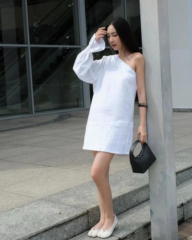 Sự giản dị của màu sắc - từ linen trắng đến màu muối tiêu, sắc đỏ cam đến vàng nhạt, những chi tiết như cổ tim, đường cắt bất đối xứng tạo nên sự tương phản đến lộng lẫy. Mặc đẹp từ chất liệu linen thiên nhiên là bài toán quá dễ dàng với mọi quý cô