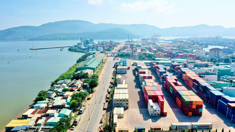Cao tốc Quy Nhơn-Pleiku hình thành sẽ thu hút các hãng tàu mở tuyến dịch vụ trực tiếp tại cảng biển Quy Nhơn để tiếp nhận hàng hóa xuất nhập khẩu. Ảnh: Minh Phương cao-toc-quy-nhon-pleiku-hinh-thanh-se-thu-hut-cac-hang-tau-mo-tuyen-dich-vu-truc-tiep-tai-cang-bien-quy-nhon-de-tiep-nhan-hang-hoa-xuat-nhap-khau-anh-minh-phuong.jpg
