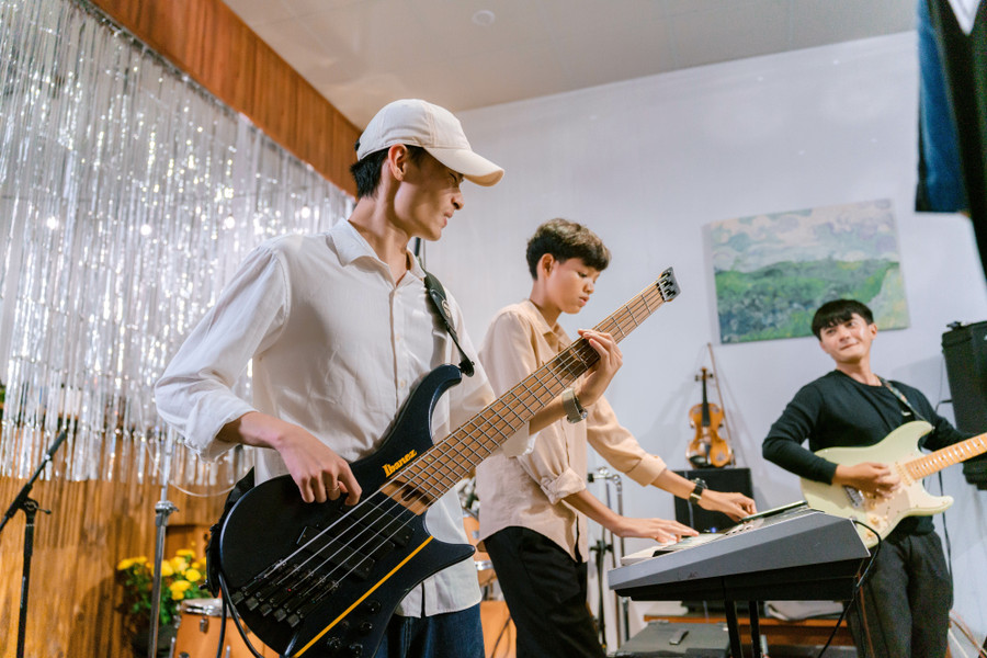 Các thành viên nhóm Cochin Band biểu diễn với nhiều loại nhạc cụ trên sân khấu. Ảnh Ngọc Duy. cac-thanh-vien-nhom-cochin-band-bieu-dien-voi-nhieu-loai-nhac-cu-tren-san-khau-anh-ngoc-duy.jpg