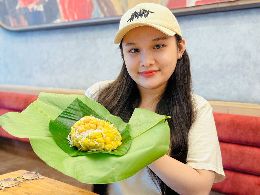 Nhiều thực khách Pleiku thích thú khi được thưởng thức cốm Hà Nội giữa lòng phố núi. Ảnh: M.K nhieu-thuc-khach-pleiku-thich-thuc-khi-duoc-thuong-thuc-com-ha-noi-giua-long-pho-nuianh-mk.jpg