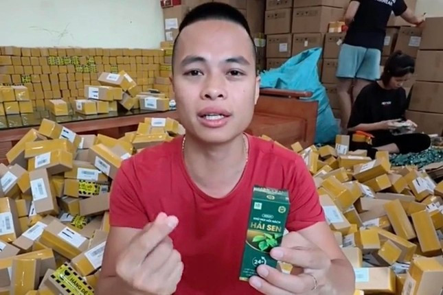 Lê Văn Hải chủ kênh TikTok "Gia đình Hải Sen" bán hàng giả, hàng nhái quy mô lớn vừa bị cơ quan chức năng triệt phá. Lê Văn Hải chủ kênh TikTok "Gia đình Hải Sen" bán hàng giả, hàng nhái quy mô lớn vừa bị cơ quan chức năng triệt phá.