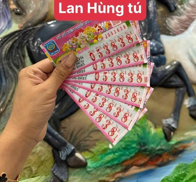 Chị Lan đổi 6 tờ vé số trúng độc đắc cho chủ nhân may mắn Chị Lan đổi 6 tờ vé số trúng độc đắc cho chủ nhân may mắn